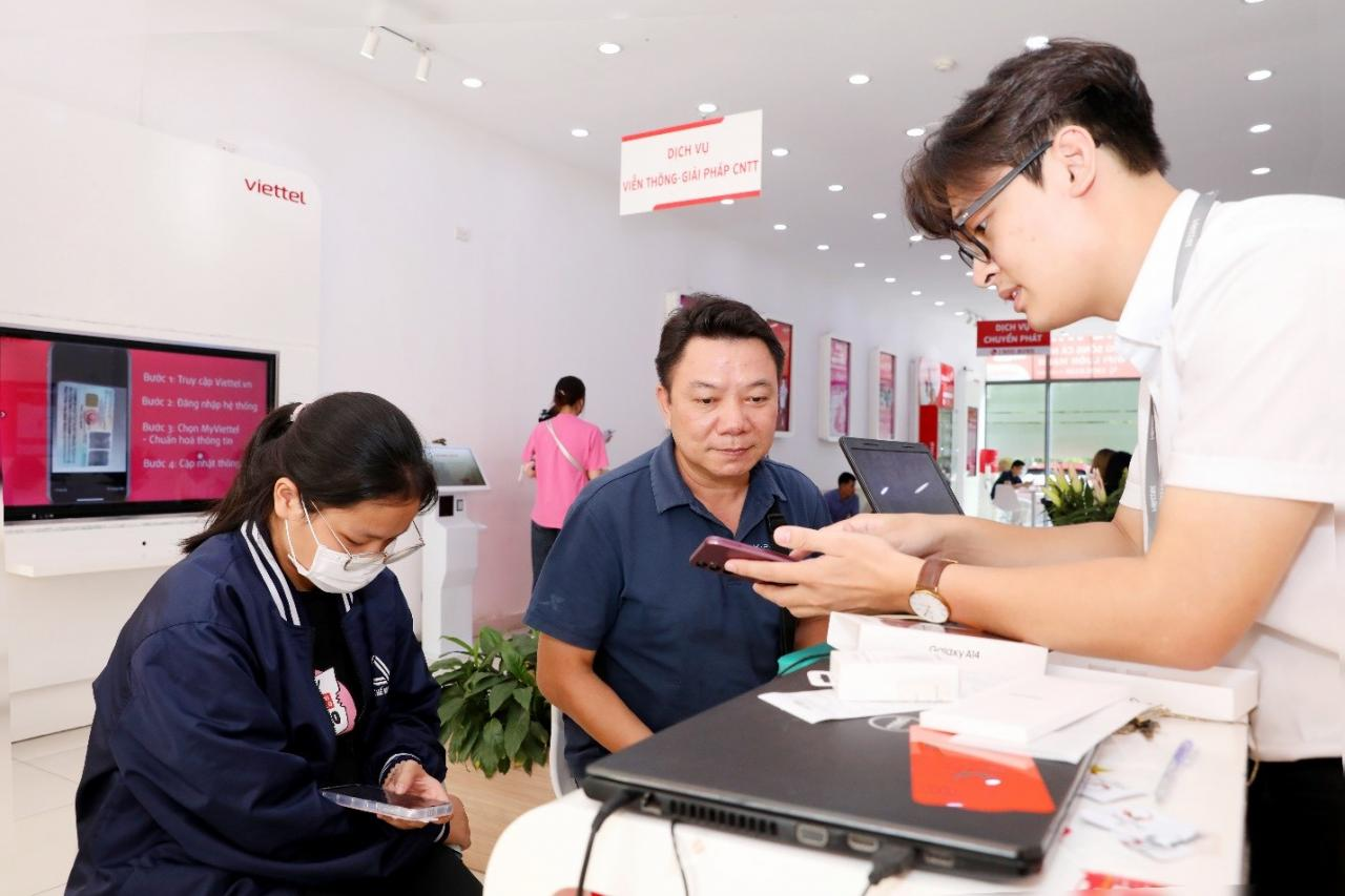 Nhân viên Viettel tư vấn khách hàng tại quầy giao dịch