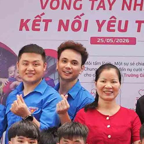 Viettel Software spreads love through the charity program “Loving arms - Loving connection”